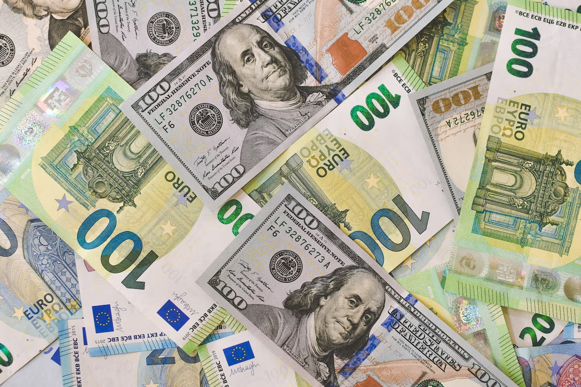 банкноты 100 евро и долларов